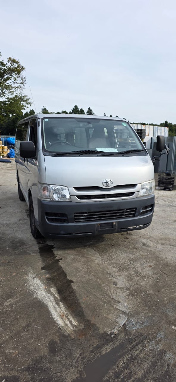 Toyota Hiace front view